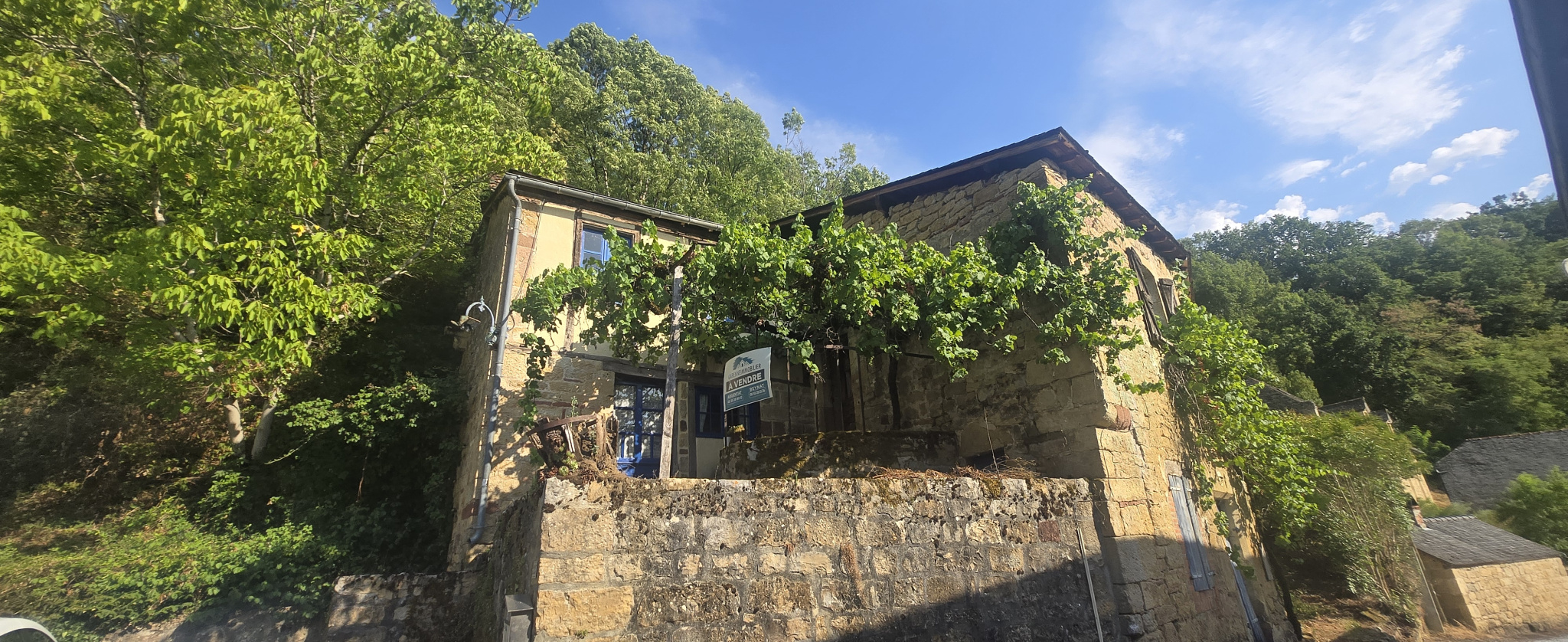 Maison en pierre à rénover - Charme et authenticité au coeur